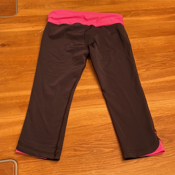 UNDER ARMOUR WOMEN'S SHATTER CAPRI - Picture 7 of 9
